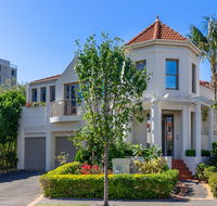 Kensington Self-Contained Modern House 89BROM - Australia Accommodation