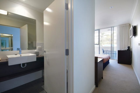 Macquarie Waters Boutique Apartment Hotel - Australia Accommodation 24