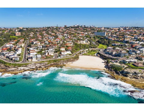 Oceanside Elegance At Superb Home Steps From Sand - Australia Accommodation 23