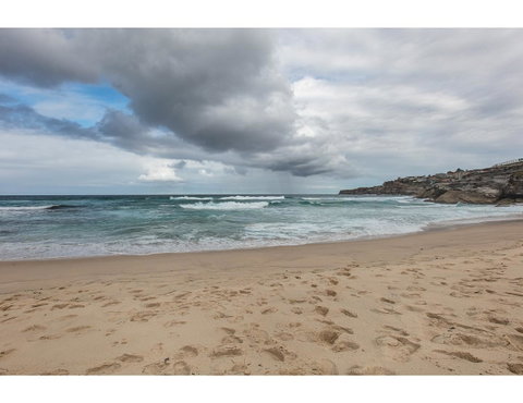 Oceanside Elegance At Superb Home Steps From Sand - Australia Accommodation 22