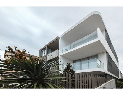 Oceanside Elegance At Superb Home Steps From Sand - Australia Accommodation 19