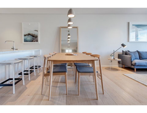 Oceanside Elegance At Superb Home Steps From Sand - Australia Accommodation 6