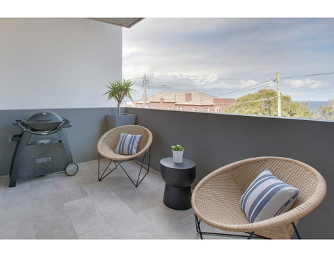 Oceanside Elegance At Superb Home Steps From Sand - Australia Accommodation 14