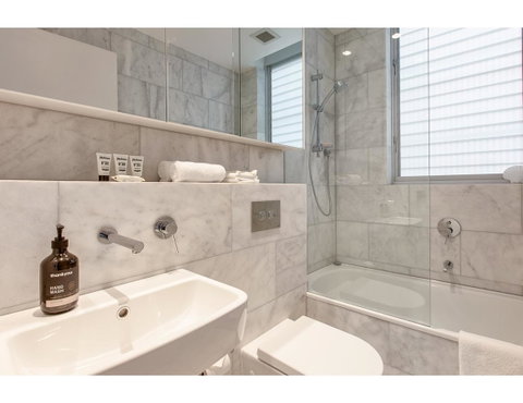 Oceanside Elegance At Superb Home Steps From Sand - Australia Accommodation 3