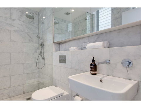 Oceanside Elegance At Superb Home Steps From Sand - Australia Accommodation 12