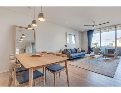 Oceanside Elegance At Superb Home Steps From Sand - Australia Accommodation 5
