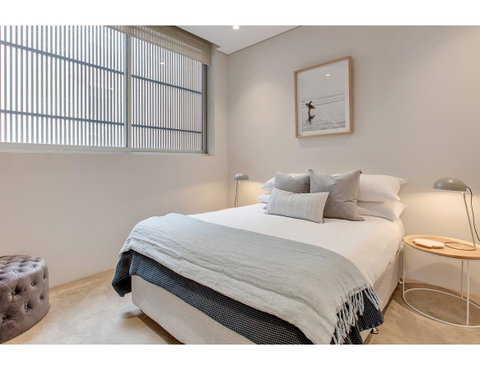 Oceanside Elegance At Superb Home Steps From Sand - Australia Accommodation 9