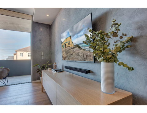 Oceanside Elegance At Superb Home Steps From Sand - Australia Accommodation 13