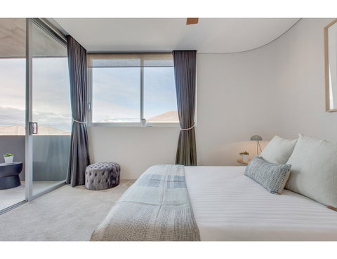 Oceanside Elegance At Superb Home Steps From Sand - Australia Accommodation 10