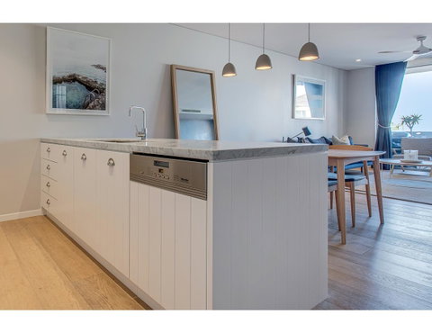 Oceanside Elegance At Superb Home Steps From Sand - Australia Accommodation 8