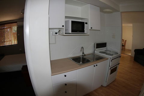Sleepy Hill Motor Inn - Australia Accommodation 44