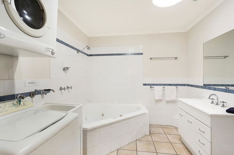Sails Luxury Apartments Merimbula - Australia Accommodation 26