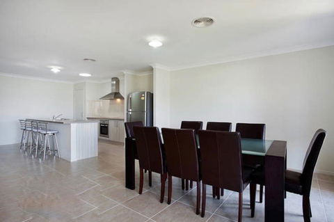 Jindabyne Executive - Australia Accommodation 3