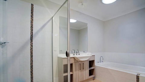 Jindabyne Executive - Australia Accommodation 7