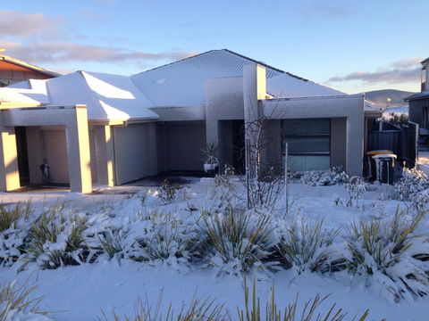 Jindabyne Executive - Australia Accommodation 0