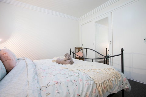 Armidale Cottage - House 2 - Australia Accommodation 24