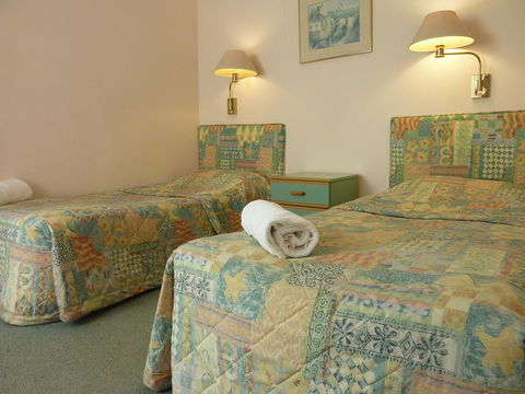 Sapphire Waters Motor Inn - Australia Accommodation 39