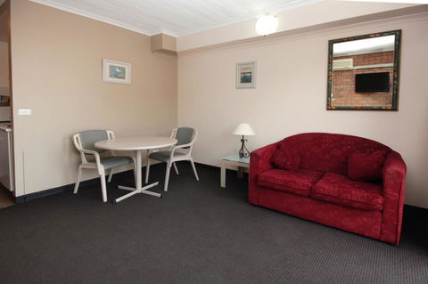 Sapphire Waters Motor Inn - Australia Accommodation 13