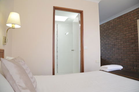 Sapphire Waters Motor Inn - Australia Accommodation 31
