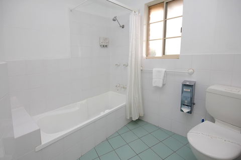 Sapphire Waters Motor Inn - Australia Accommodation 18