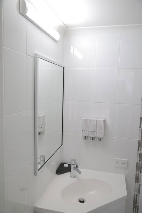 Sapphire Waters Motor Inn - Australia Accommodation 11