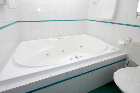 Sapphire Waters Motor Inn - Australia Accommodation 25