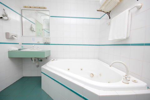 Sapphire Waters Motor Inn - Australia Accommodation 7