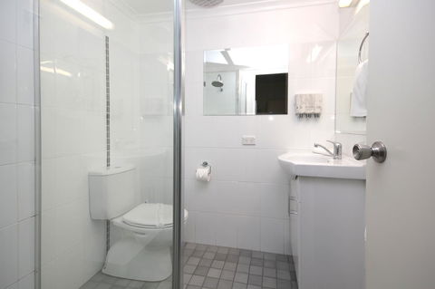 Sapphire Waters Motor Inn - Australia Accommodation 24