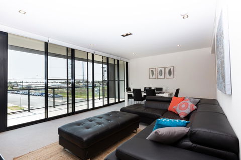 Brand New Executive Apartment - Australia Accommodation 2