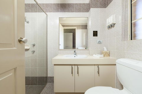 Grand Manor Motor Inn - Australia Accommodation 9