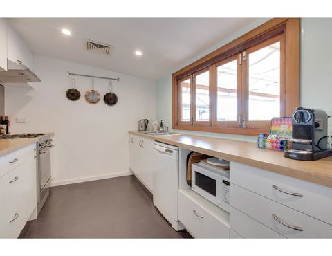 Spacious Cottage With Views, 10 Mins From The City - Australia Accommodation 3
