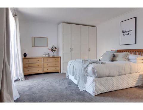 Spacious Cottage With Views, 10 Mins From The City - Australia Accommodation 1