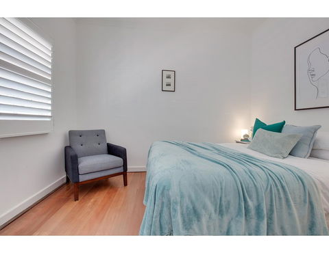 Spacious Cottage With Views, 10 Mins From The City - Australia Accommodation 12