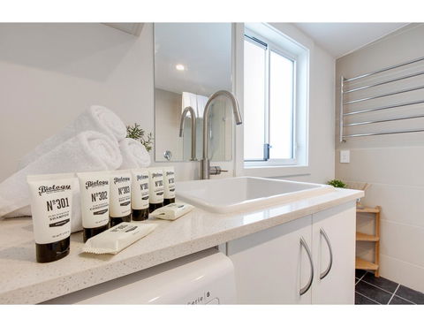 Spacious Cottage With Views, 10 Mins From The City - Australia Accommodation 14
