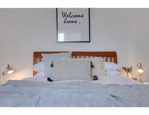 Spacious Cottage With Views, 10 Mins From The City - Australia Accommodation 2