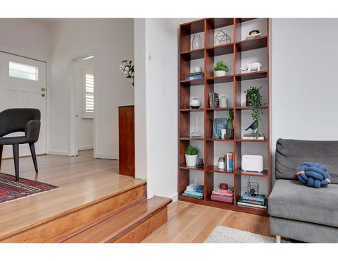 Spacious Cottage With Views, 10 Mins From The City - Australia Accommodation 18