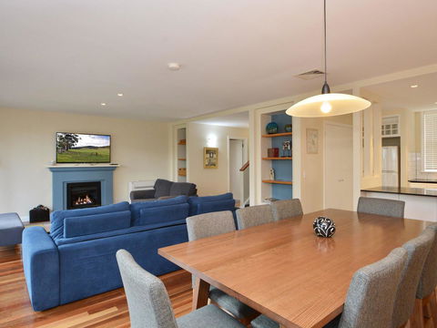 Villa De Saran Located Within Cypress Lakes - Australia Accommodation 12
