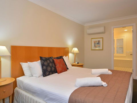 Villa De Saran Located Within Cypress Lakes - Australia Accommodation 5