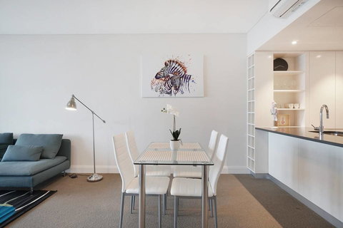 Cozy Apartment With Water View Plus Winter Garden - Australia Accommodation 10