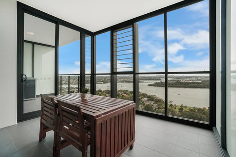Cozy Apartment With Water View Plus Winter Garden - Australia Accommodation 12