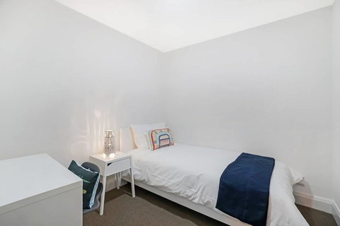 Cozy Apartment With Water View Plus Winter Garden - Australia Accommodation 3