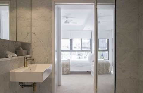 Cozy Apartment With Harbour Bridge View In Bondi - Australia Accommodation 4