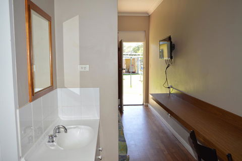 Brolga Hotel Motel - Coleambally - Australia Accommodation 3