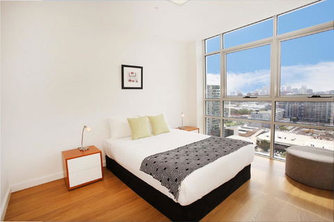 Gadigal Groove - Modern And Bright 3BR Executive Apartment In Zetland With Views - Australia Accommodation 5