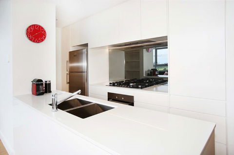 Gadigal Groove - Modern And Bright 3BR Executive Apartment In Zetland With Views - Australia Accommodation 3