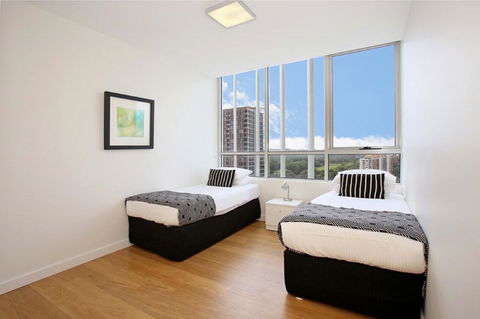 Gadigal Groove - Modern And Bright 3BR Executive Apartment In Zetland With Views - Australia Accommodation 6