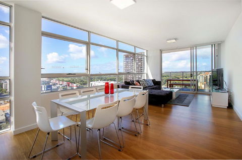 Gadigal Groove - Modern And Bright 3BR Executive Apartment In Zetland With Views - Australia Accommodation 1