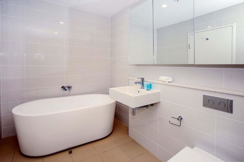 Gadigal Groove - Modern And Bright 3BR Executive Apartment In Zetland With Views - Australia Accommodation 8