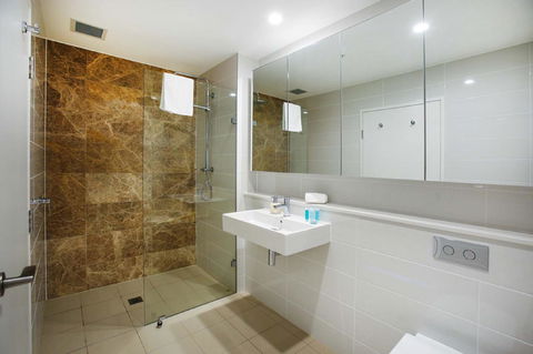 Gadigal Groove - Modern And Bright 3BR Executive Apartment In Zetland With Views - Australia Accommodation 7
