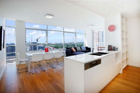 Gadigal Groove - Modern And Bright 3BR Executive Apartment In Zetland With Views - Australia Accommodation 2